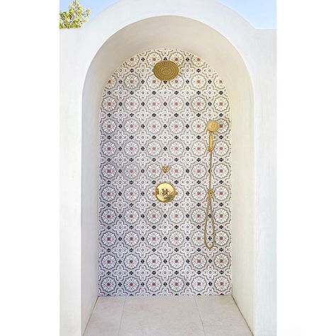 Moroccan-Inspired Outdoor Shower with Handpainted Tile | Fireclay Tile Spanish Colonial Bathroom, Colonial Bathroom, Wc Decoration, Moroccan Bathroom, Fireclay Tile, Outdoor Bathrooms, Spanish Tile, Moroccan Tiles, Hand Painted Tiles