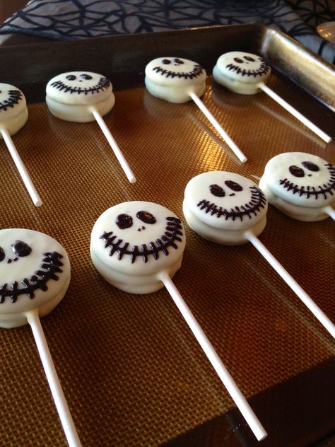 Jack Skellington Oreo pops! Jack Skellington Party Food, Jack Skellington Birthday Party, Jack Skellington Party, Jack Skellington Birthday, Jack Movie, Halloween Fanart, Luca Birthday, Seventh Birthday, Halloween Oreos