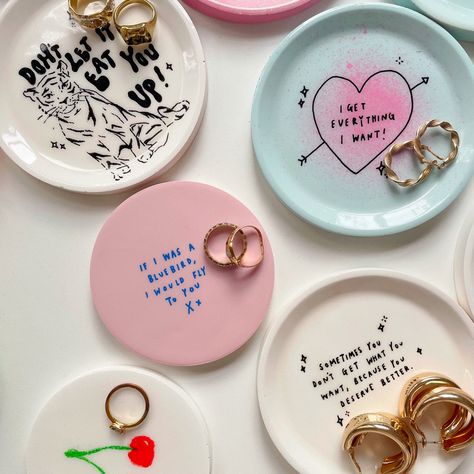 Plates With Quotes, Harry Styles Ceramic Ideas, Harry Styles Pottery Painting, As You Wish Pottery Ideas, Harry Styles Pottery, Hand Painted Pottery Plates, Aesthetic Cute Quotes, Clay Plate Painting Ideas, Taylor Swift Pottery Painting