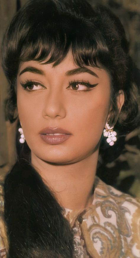 Old Actress Indian, Sadhana Actress, Old Bollywood Actress, Bollywood Makeup, Bollywood Pictures, Retro Bollywood, Celebrity Stars, Vintage Bollywood, Late 1960s