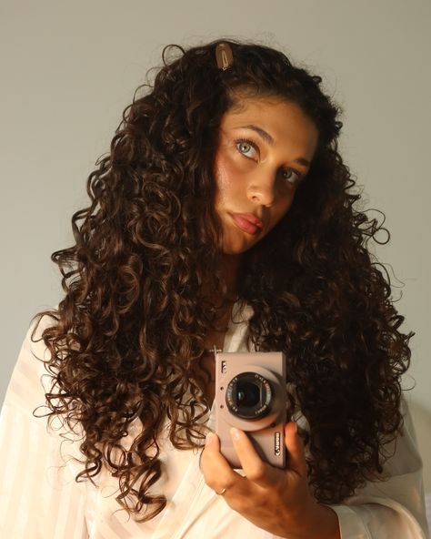 Sunkissed Curly Hair, Curly Hair Carmel Lights, Angel Curly Hair, Mixed Curly Hair Claw Clip, Jayme Jo, Sza Aesthetic Curly Hair, Hair Instagram, Hair Aesthetic, Hairstyle Inspo