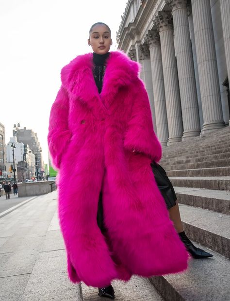 Fur Coat Aesthetic, Fur Coat Outfits, Coat Aesthetic, Pink Fur Coat, Faux Fur Fashion, Perfect Coat, Pink Fur, Fur Coats Women, Aesthetic Pink