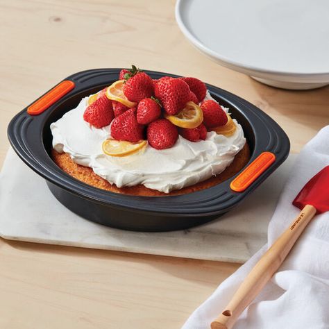 Round Cake Pan | Le Creuset® Official Site Enameled Cast Iron Cookware, Kitchen Tool Set, Baking Essentials, Types Of Cakes, Round Cake, Pots Pans, Cast Iron Cookware, Round Cake Pans, Cake Pan