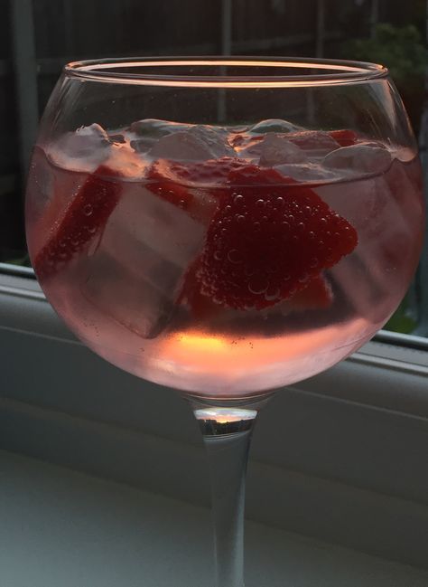 Alexandra Core Aesthetic, Strawberry Gin, Strawberry Wine, Pink Gin, Water Ice, Fruity Drinks, Pink Wine, Tonic Water, Gin Tonic