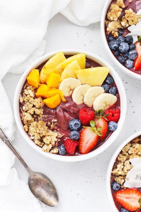 Pineapple Acai Bowls (Paleo and Vegan) Acai Bowl Recipes Healthy, Acai Bowl Toppings, Tropical Acai Bowl, Breakfast Acai Bowl, Plain Template, Breakfast Smoothie Bowl Recipes, Acai Bowl Recipe, Vegan Breakfast Smoothie, Too Hot To Cook