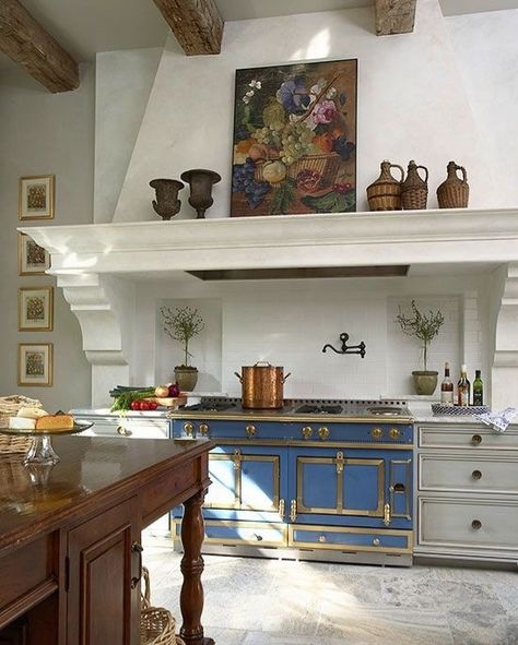 Italian Apartment Aesthetic, Italian House Aesthetic, Paris Apartment Kitchen, French Apartment Aesthetic, Italian House Interior, Paris Apartment Aesthetic, Old Italian House, Italian Apartment, Old Money House