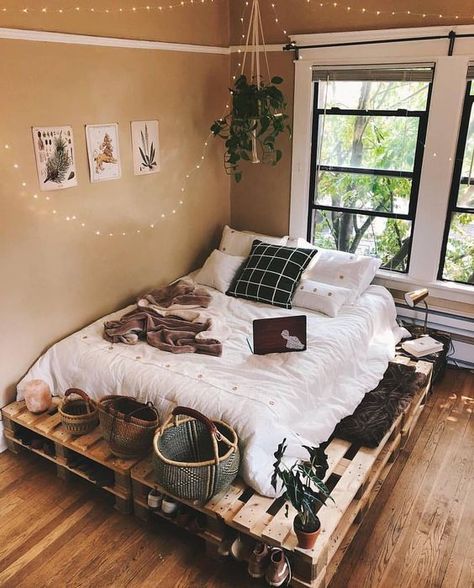 Vintage Bedroom Styles, Tumblr Bedroom, Pallet Bed, Tumblr Rooms, Bedroom Deco, Vintage Bedroom, Rustic Bedroom, Retro Home Decor, Bedroom Aesthetic