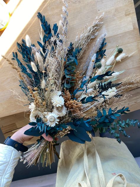 Dark Blue Eucalyptus & Pampas Grass Boho Bridal Bouquet / Pampas grass dried grasses bouquet / dried flower bouquet / boho bridal bouquetHandmade by Hidden BotanicsSIZE LARGE SHOWN IN PHOTOS - VOLUME OF FLOWERS WILL CHANGE ACCORDING TO THE SIZESmall: Length : 34 cm Width: 23 cmMedium: Length : 38 cm Width: 29 cm Large: Length : 43 cm Width: 35 cmOur bouquet collection: https://www.etsy.com/uk/shop/HBotanicsWeddings?ref=seller-platform-mcnav&section_id=25506415 Our shop: https://www.etsy.com/uk/s Cute Boho Wedding Ideas, Boho Teal Wedding, Navy And Gold Flower Arrangements, Nautical Wedding Bouquet, Dusty Blue Mountain Wedding, Rustic Boho Wedding Theme, Dusty Blue Wedding Western, Wedding Bouquets Western, Western Wedding Colors Schemes Turquoise