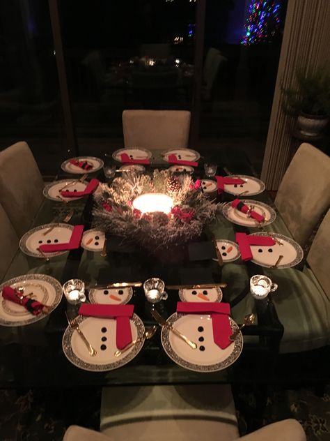 Snowman Plates Table Setting, Snowman Place Setting Ideas, Snowman Table Setting, Snowman Table Decorations Centerpieces, Snowman Table Decorations, Snowman Place Setting, Teen Christmas Party, Santa Table, Christmas Dinner Set