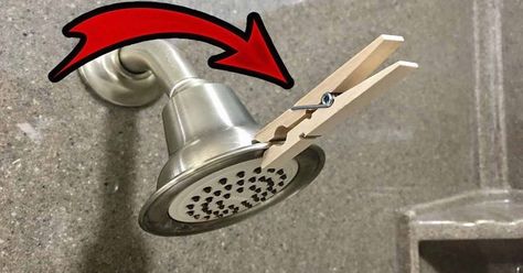 This is Why You Should Attach a Clothespin to the Shower Shower Cleaning Hacks, Wooden Clothespins, Kitchen Ideas Modern Luxury, Bathroom Smells, Best Cleaning Products, Essential Oil Scents, Shower Cleaner, The Shower, Hacks Diy