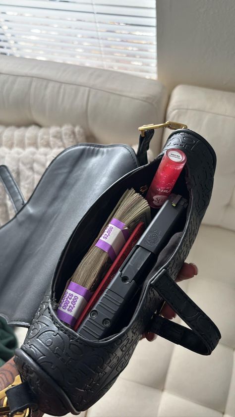 Purse Aesthetic, Inside My Bag, Purse Essentials, Handbag Essentials, Money On My Mind, Girly Bags, Pink Girly Things, What In My Bag, Girly Accessories