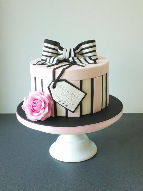 Hat Box Cake Ideas, Black White And Pink Cake, Hat Birthday Cake, Hat Box Cake, Chanel Birthday Cake, Angel Mommy, Comic Cake, Shabby Chic Cakes, Bow Cake