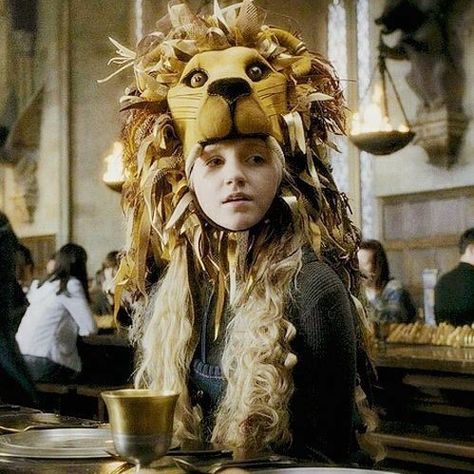 luna lovegood Alice Miller, Harry Potter Witch, Harry Potter Luna Lovegood, Lion Mask, Desenhos Harry Potter, Albus Dumbledore, Remus Lupin, Harry Potter Quotes, Luna Lovegood