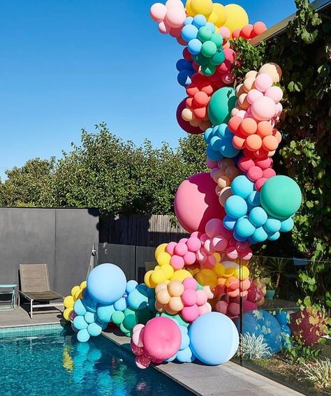 Sunday Funday 😍 @poppiesforgrace @nikoleramsay 🙌🏻 Pool Balloons, String Balloons, Balloon Pillars, Mermaid Pool, Giant Balloon, Alice In Wonderland Tea Party Birthday, Parties Ideas, Balloon Installation, Balloon Ideas