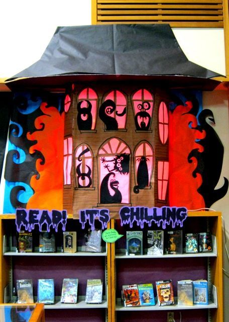 18 Halloween Library Displays That Are Incredibly Creative Halloween Library, School Library Decor, School Library Displays, Halloween Bulletin Boards, Middle School Libraries, Library Book Displays, High School Library, Library Inspiration, Library Bulletin Boards