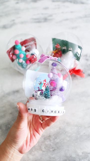 Christmas Classmate Gift Ideas, Diy Ornament For Teacher, Snow Globe Teacher Gift, Snowglobe Gift Card Holder, Diy Christmas Class Gifts, Diy Teacher Gifts Christmas, Christmas Gift Ideas For Teachers Diy, Teacher Xmas Gift Ideas Diy, Christmas Teacher Gifts Diy