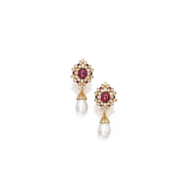 van cleef and arpels ||| earclips ||| sotheby's n09132lot7csd2en Van Cleef And Arpels, Jeweled Earrings, Stud Style, Royal Jewels, Ruby Earrings, Van Cleef Arpels, Van Cleef, Diamond Design, Gold Pearl