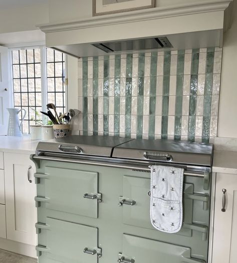 Striped Tile Kitchen Backsplash, Kitchen Tiles Colourful, Striped Backsplash, Green Tiles Kitchen, Deep Green Wall, Kitchen Wall Tiles Ideas, Colourful Kitchen Ideas, Kitchen Tiles Ideas, Green Wall Tile