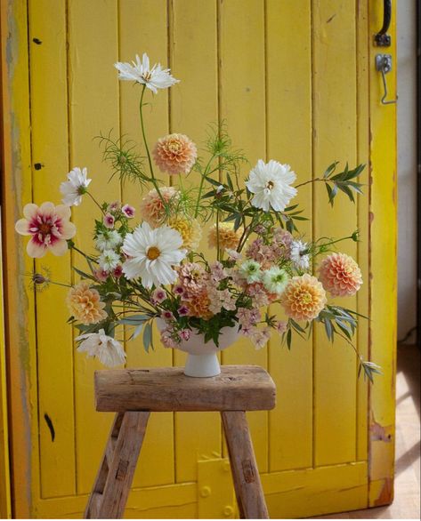 Zinnia Flower Arrangements Vase, Floral Bowl Arrangement, Wildflower Arrangements, Wild Flower Arrangements, Colour Combos, Cut Flower Garden, Fall Wedding Flowers, Wildflower Wedding, Floral Display