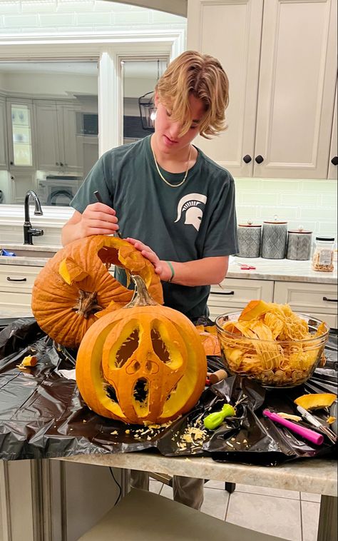 Pumpkin Carving Pose Reference, Pumpkin Carving Couples, Pumpkin Carving With Boyfriend, Couples Carved Pumpkins, Boyfriend Halloween, Fall Szn, October Challenge, Pumkin Carving, Inktober 2023