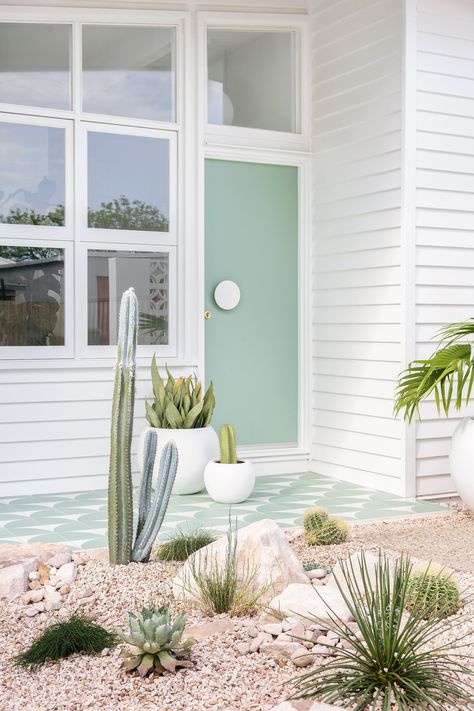 Higlett House Front entry + Exterior — Adore Home Magazine Green Front Porch, Vinyl Cladding, Mid Century Modern Palm Springs, Green Arch, Palm Springs Style, Beach Shack, Tile Inspiration, Front Entry, House Renovation