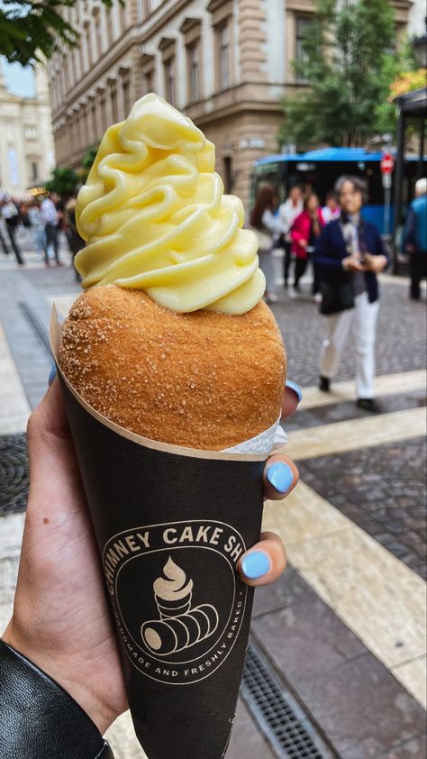 Chimney cake. Dolce tipico di Budapest. Budapest. Budapest Local food. Dessert. Gelato alla crema. Cream icecream. Kürtőskalács. Kurtoskalacs. Foodporn. Dolci. Food photos. Dessert photos. Food blog. Theme Park Food, Chimney Cake, Foodporn Dessert, Local Food, Theme Park, Street Food, Budapest, Yummy Food, Dessert