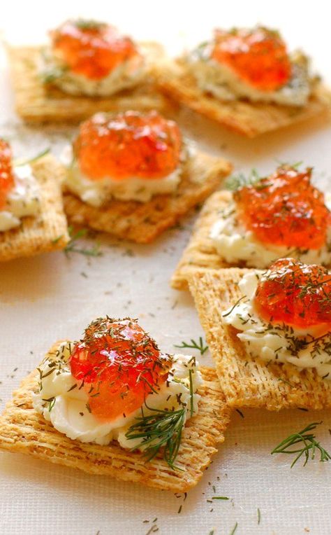 Pepper jelly cream cheese appetizer. So easy to make and every one loves them! | joeshealthymeals.com Jelly Cream Cheese Appetizer, Easy Cream Cheese Appetizers, Pepper Jelly Cream Cheese, Cheese Appetizers Easy, Triscuit Recipes, Crackers Appetizers, Cream Cheese Appetizer, Appetizers Christmas, Cheese Appetizer