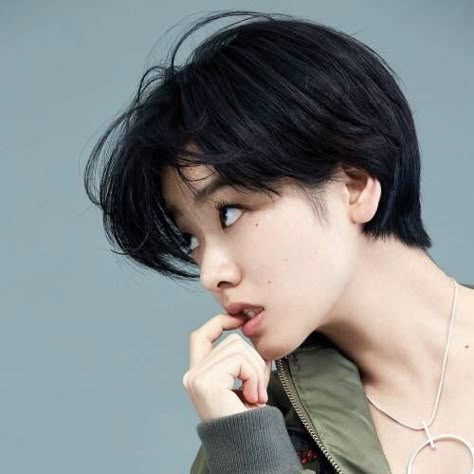 𝕔𝕙𝕒𝕚𝕪𝕦𝕟𝕜𝕚 ︴grown two block! Pixie Haircut Korean, Pelo Ulzzang, Korean Pixie, Block Haircut, Haircut Korean, Two Block Haircut, Tomboy Haircut, Short Punk Hair, Korean Haircut