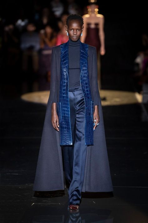 Maison Schiaparelli - Haute Couture Automne-Hiver 2019-2020 : 5 / 30 - Look 5 Modern Abaya, Elsa Schiaparelli, Abaya Designs, Abayas Fashion, Cashmere Coat, Winter Fashion Outfits, The History, Alligator, Trendy Outfits