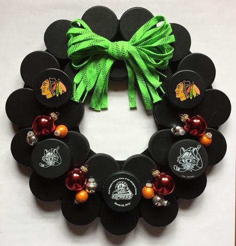 Chicago Hockey Foam Puck Holiday Wreath. My DIY Hockey Projects by NMazzie Hockey Puck Wreath, Hockey Christmas Decorations, Hockey Wreaths For Front Door, Hockey Wreath, Diy Projects For Boyfriend, Hockey Puck Display, Hockey Team Gifts, Hockey Christmas, Hockey Decor