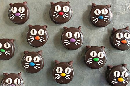 Halloween Candy Recipes, Fun Halloween Desserts, Chocolate Dipped Cookies, Chocolate Dipped Oreos, Cat Cupcakes, Chocolate Transfer Sheets, Dipped Oreos, Dipped Cookies, Cat Cookies