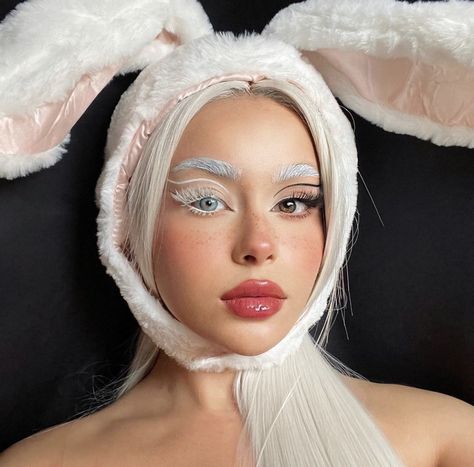 White Rabbit Makeup, Hayley Bui, Bunny Makeup, White Halloween Costumes, Creepy Halloween Makeup, Cute Halloween Makeup, Horror Makeup, Halloween Makeup Inspiration, Pintura Facial