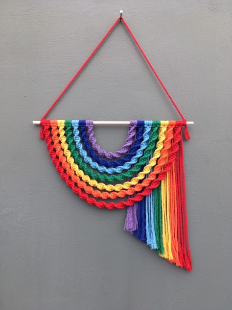 Rainbow Macrame Wall Hangings, Simpul Makrame, Art Macramé, Rainbow Macrame, Macrame Rainbow, Macrame Wall Hanging Diy, Rainbow Wall Hanging, Crochet Wall Hangings, Wall Hanging Diy