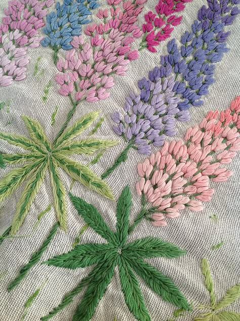 Embroidered lupine a English Cookies, Brazilian Embroidery, Embroidery Flowers Pattern, Silk Ribbon Embroidery, 자수 디자인, Hand Embroidery Art, Crewel Embroidery, Hand Embroidery Stitches, Embroidery Craft