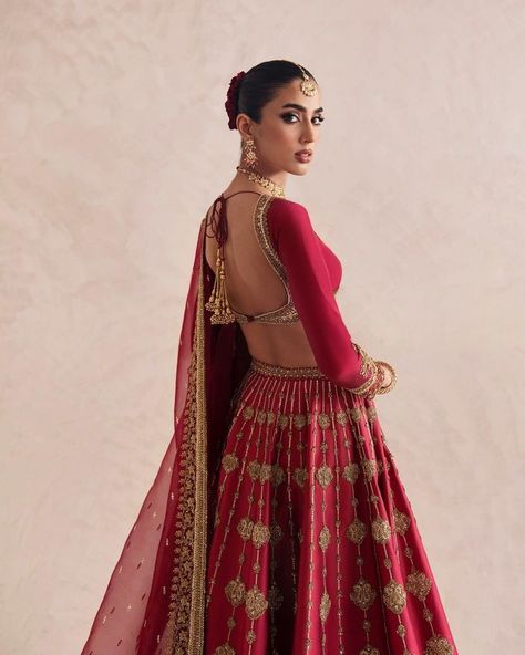 M I H H A (@mihhaofficial) • Instagram photos and videos Mirror Lengha, Isha Ambani, Red Bridal Lehenga, Wedding Dress Sewing Patterns, Indian Bride Outfits, Lehnga Dress, Designer Bridal Lehenga, Bridal Lehenga Red, Sana Safinaz