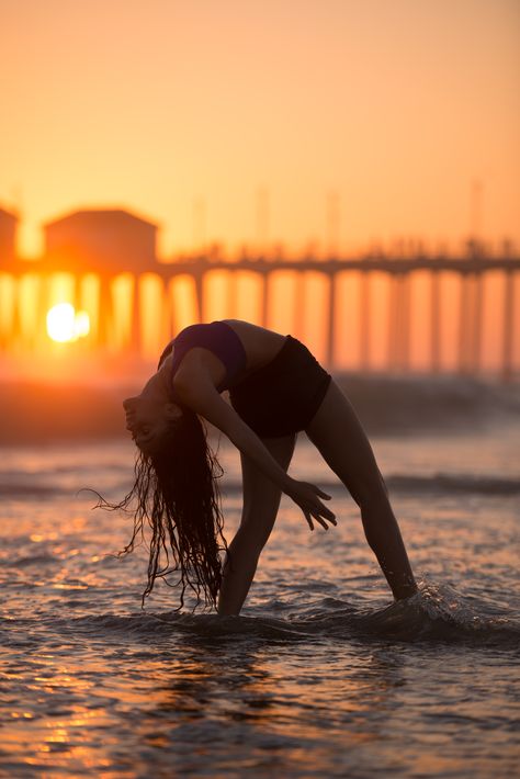 Sunset Dance Photography, Beach Dance Photography, Beach Dance, Dancing Poses, Dance Pics, Dance Picture Poses, Dance Photo Shoot, Dancer Photography, Trendy Photography