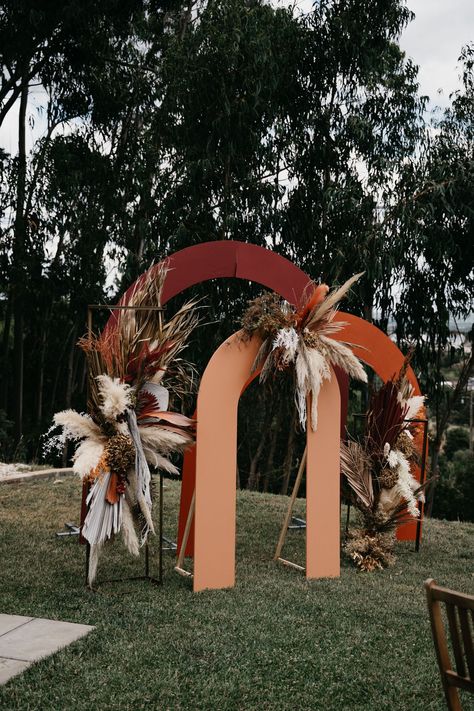 Herdade Emberiza|Soraia + Ruben — Rosado Shoot Stories Trendy Wedding Backdrop, Photobooth Ideas Creative Event, Pampas Grass Wedding Backdrop, Boho Wood Backdrop, Backdrop With Pampas, Photobooth Backdrop Event, Industrial Boho Wedding, Wedding Warehouse, Pink Boho Wedding