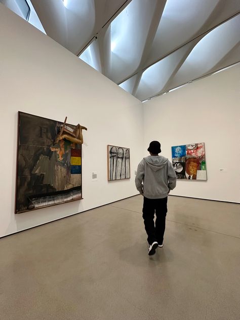 art, outfit, black cargos, nike dunks, grey sweater, bucket hat, aesthetic, museum, the broad, Los Angeles, California, fit pic, 2023, pose, stance, solo Poses At The Museum, Ig Outfit Poses, Poses For Ig Pics Men, Instagram Photos To Recreate, No Face Fit Pic, Poses Reference Instagram, Art Gallery Picture Ideas, Instagram Inspo Men, Fit Pic Poses Men