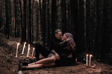 Gothic Fall Photoshoot, Vampire Couples Photoshoot, Mystical Couple Photoshoot, Creepy Family Photoshoot, Creepy Couples Photoshoot, Witch Couple Photoshoot, Vampire Engagement Photos, Budiour Photography Ideas Couple, Couples Photoshoot Dark Aesthetic