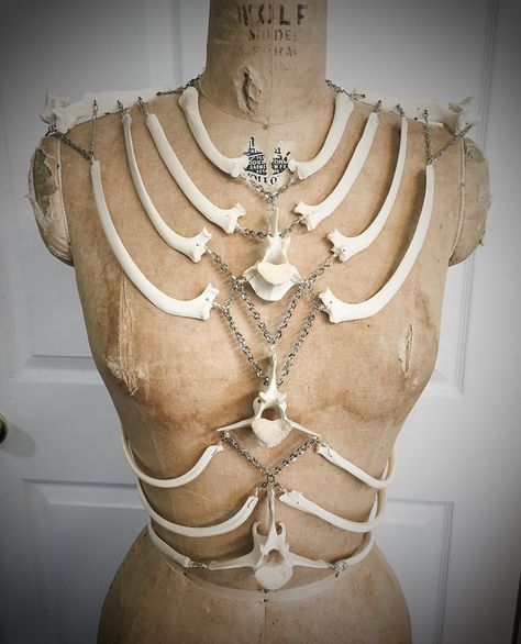 Bone Clothes Aesthetic, Bone And Crystal Jewelry, Bone Corset Diy, Bone Witch Costume, Diy Bone Jewelry, Bone Jewelry Aesthetic, Bone Crafts Diy, Bone Headpiece, Bone Jewelry Diy