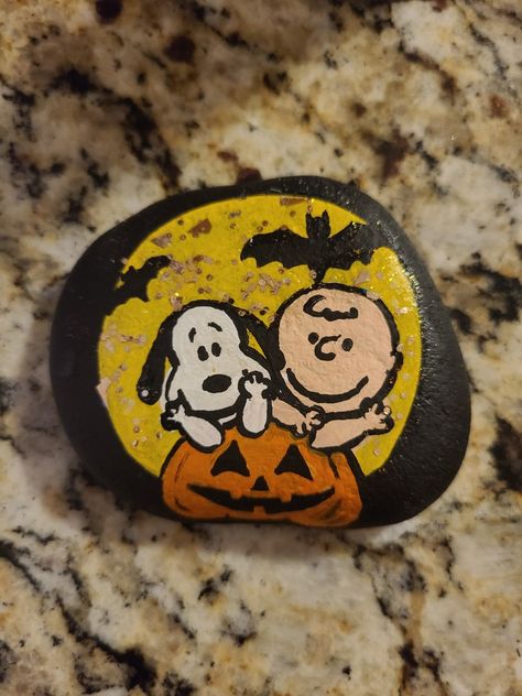 Charlie Brown Painted Rocks, Betty Boop Halloween, Halloween Snoopy, Halloween Classroom Decorations, I Got A Rock, Snoopy And Charlie Brown, Kids Painting Crafts, Record Painting, Halloween Plates