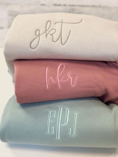 "Modern and monochromatic, this monogrammed sweatshirt will be the perfect personal touch to your comfy style! We promise you will NEVER want to take this sweatshirt off! Lightweight but ultra cozy, super soft Bella Canvas fleece crewneck sweatshirt with your choice of monogram. Bella Canvas comes in the most beautiful color selection with a loose, slightly oversized fit. These are unisex sizing, so we recommend sizing down one from your ladies fit. Example- if you wear a ladies large, a medium unisex would be the best fit for you!  Bella Canvas Sponge Fleece 52/48 Cotton/Poly Blend Drop shoulder Side seams Tear-away label Unisex fit Please include the following information in the notes in Personalization Field: 1. Two or Three letter monogram (typically in first name , LAST NAME , middle Monogram Gifts For Women, Lsu Embroidery Designs, Mom Embroidered Sweatshirt, Trending Embroidery Designs, Machine Embroidery Sweatshirt Ideas, Monogram Sweatshirt Ideas, Embroidery Machine Projects, Christmas Sweatshirt Ideas, Monogrammed Sweatshirt