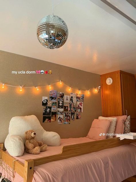 Elle Woods Dorm Room, Guelph University Dorms, Utampa Dorm Room, Ucla Dorm Room, University Dorm Aesthetic, Room Designs Aesthetic, Dorm Room Designs Aesthetic, Ucla Aesthetics, Dorm Room Designs College