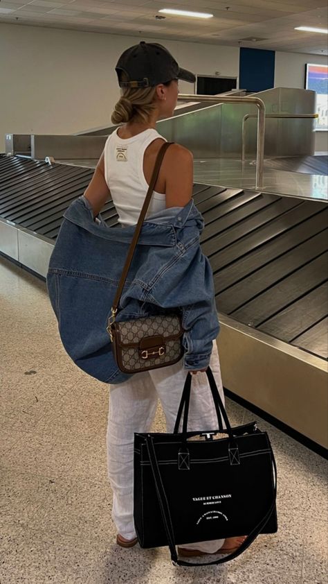 Shira Morag Longchamp Street Style, Bagpack Outfit Style, Travel Look Outfits, Streetwear Outfits Aesthetic, Gucci Bag Outfit, Luxury Airport, Cute Airport Outfit, Ootd Chic, Airport Outfit Summer