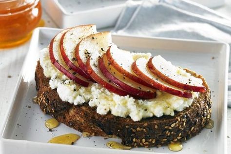 Brunch recipe: pear ricotta toast Avena Recipe, Pear Ricotta, Eating Clean Recipes, Toast Toppers, Spiralized Recipes, Kitchenaid Recipes, Rye Toast, Lunch At Work, Ricotta Toast