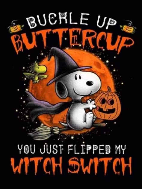 Snoopy Pumpkin, Happy Halloween Gif, Happy Halloween Pictures, Peanuts Charlie Brown Snoopy, Charlie Brown Halloween, Peanuts Halloween, Halloween Wallpaper Cute, Snoopy Funny, Snoopy Halloween