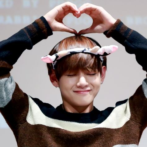 bts , kim taehyung , ears , heart , smile Heart Pose, Crazy Wallpaper, V Cute, Smiling Man, Perfect Boy, Kim Taehyung Wallpaper, I Love Bts, Daegu, V Taehyung