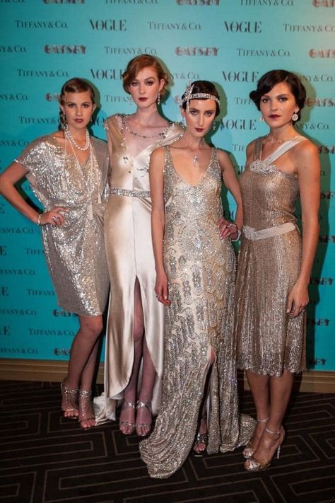 Tiffany & Co. and Vogue celebrate The Great Gatsby movie. Models show off Tiffany & Co's The Great Gatsby jewellery collection. Art Deco Bridesmaids, Gatsby Party Outfit, Gatsby Outfit, Style Année 20, Sew Clothing, Great Gatsby Theme, Great Gatsby Fashion, Gatsby Dress, Gaun Fashion