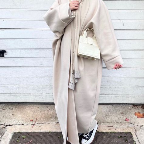 Abaya Winter Fashion, Abaya Outfit Ideas Casual, Long Hoodie Outfit Hijab, Abaya Outfit Winter, Abaya With Coat, Abaya Winter Outfit, Winter Abaya Outfits, Hijabi Outfit Ideas, Hijab Coat