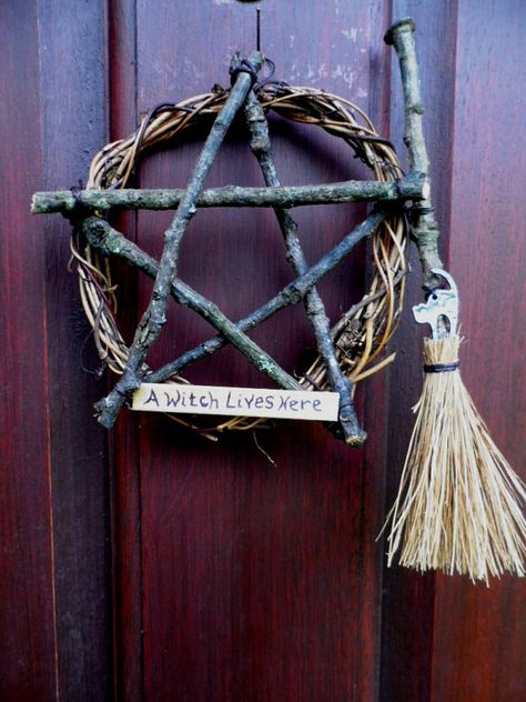 pentacles & broomsticks Twig Pentagram, Pentagram Art, Witch Pentacle, Witch Pentagram, Atrapasueños Diy, Moldes Halloween, Wiccan Crafts, Pagan Crafts, Wiccan Decor